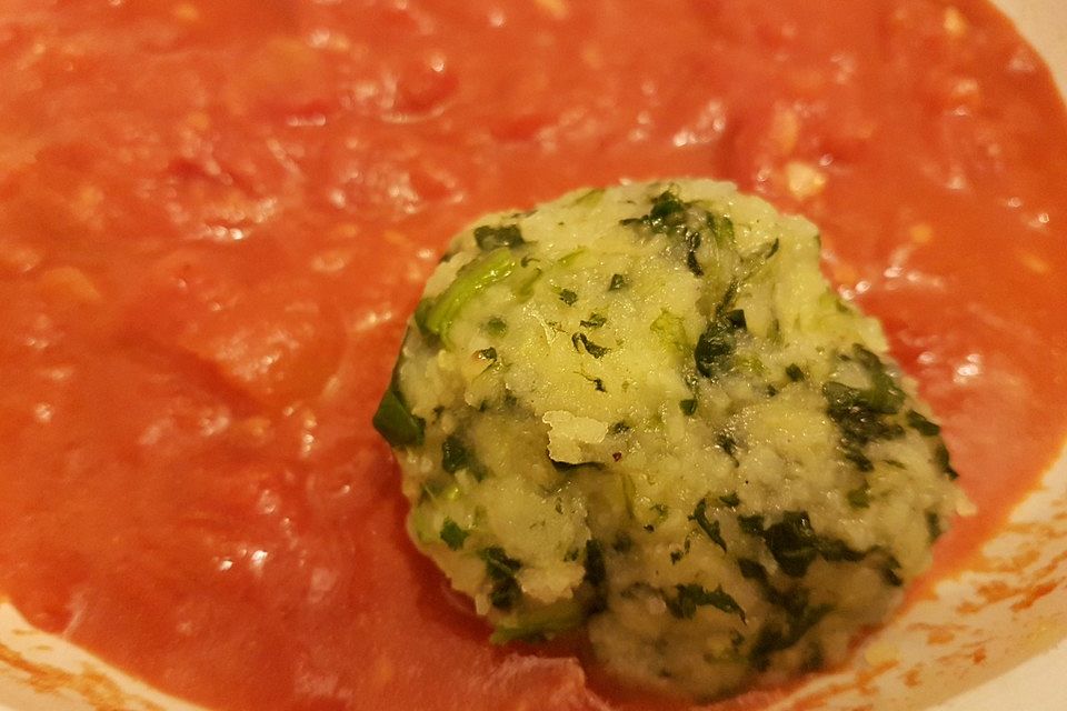 Spinatknödel mit Tomatensauce