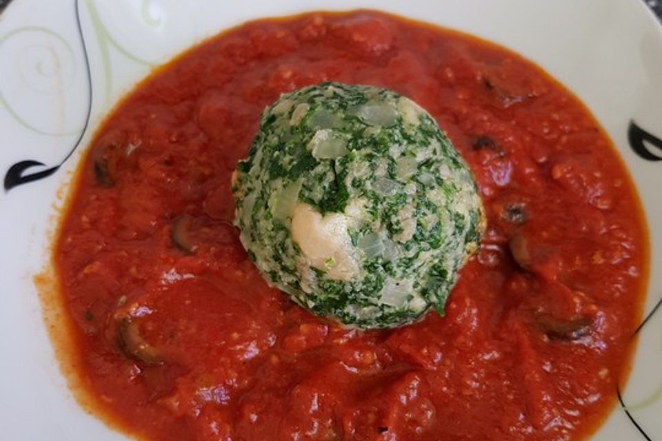 Spinatknödel mit Tomatensauce