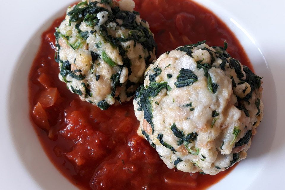 Spinatknödel mit Tomatensauce