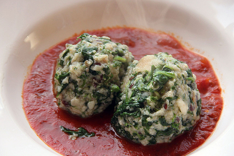 Spinatknödel mit Tomatensauce