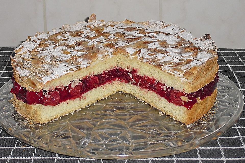 Kirschtorte mit Mandeldecke