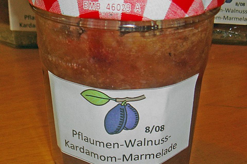 Zwetschgenmarmelade mit Kardamom und Walnüssen