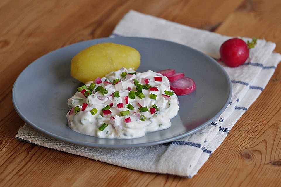 Frühlingsquark mit Lauchzwiebeln und Radieschen