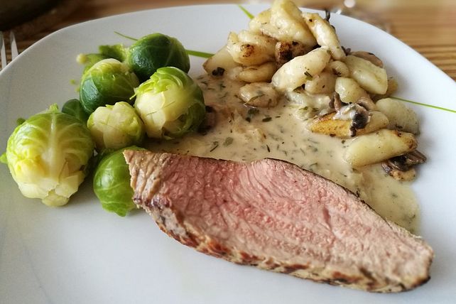 Rosa gebratener Kalbstafelspitz auf Frühlingskräutersauce mit Pilzen ...