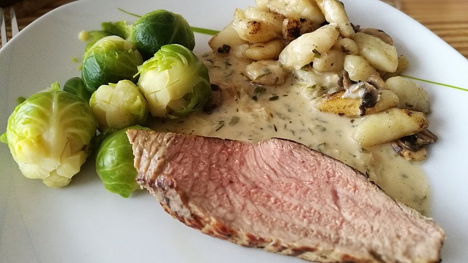 Rosa Gebratener Kalbstafelspitz Auf Fruhlingskrautersauce Mit Pilzen Und Gnocchi Von Leoaic Chefkoch 