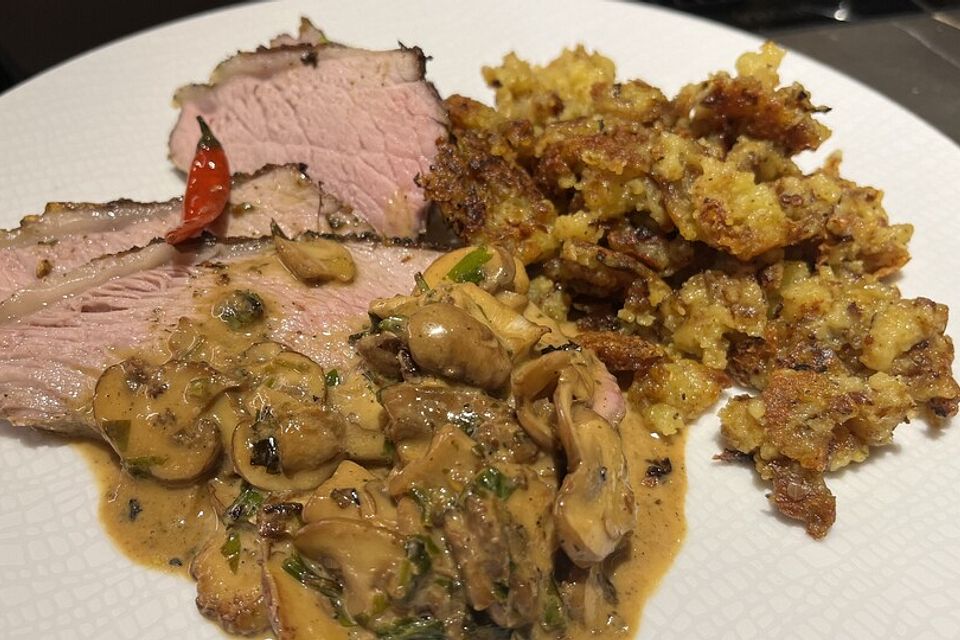 Rosa gebratener Kalbstafelspitz auf Frühlingskräutersauce mit Pilzen und Gnocchi