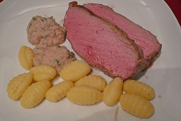 Rosa gebratener Kalbstafelspitz auf Frühlingskräutersauce mit Pilzen ...