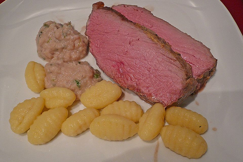 Rosa gebratener Kalbstafelspitz auf Frühlingskräutersauce mit Pilzen und Gnocchi