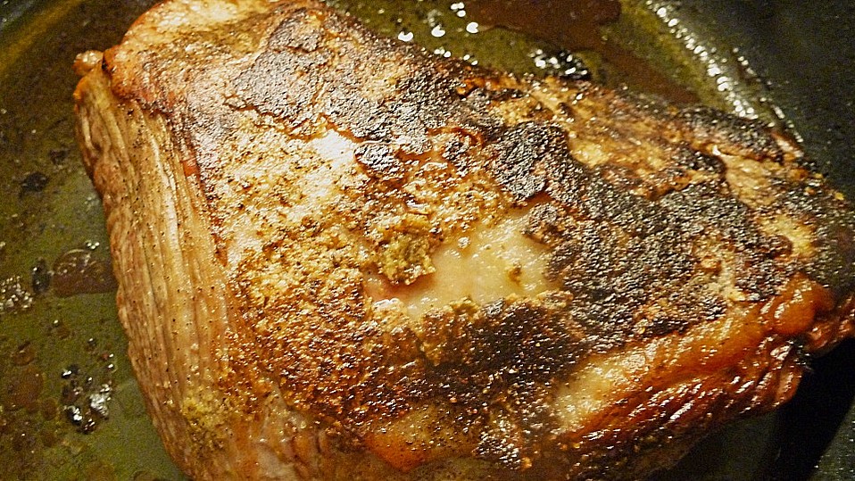 Rosa gebratener Kalbstafelspitz auf Frühlingskräutersauce mit Pilzen ...