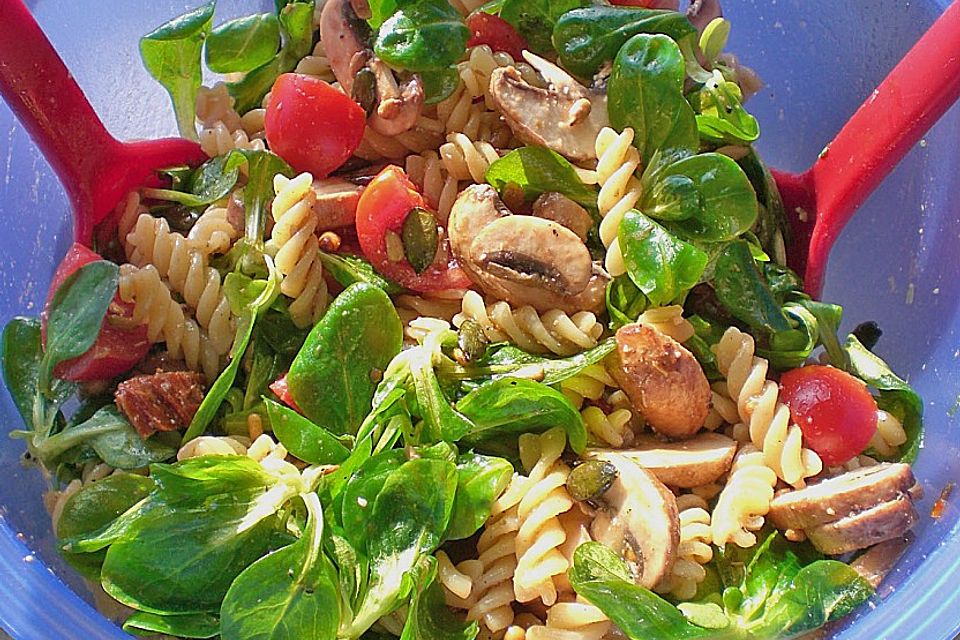 Mediterraner Nudelsalat ohne Mayo mit Feldsalat und getrockneten Tomaten