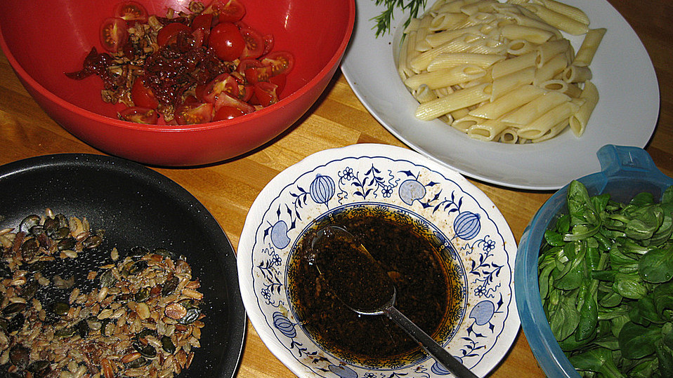 Mediterraner Nudelsalat ohne Mayo mit Feldsalat und getrockneten ...