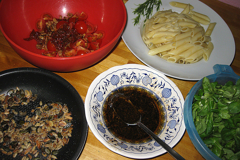 Mediterraner Nudelsalat ohne Mayo mit Feldsalat und getrockneten Tomaten