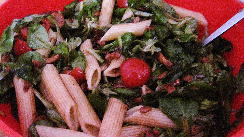 Mediterraner Nudelsalat ohne Mayo mit Feldsalat und getrockneten ...