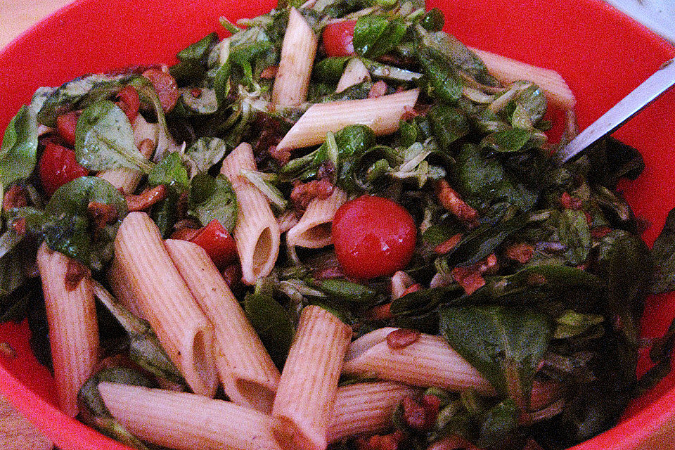 Mediterraner Nudelsalat ohne Mayo mit Feldsalat und getrockneten Tomaten