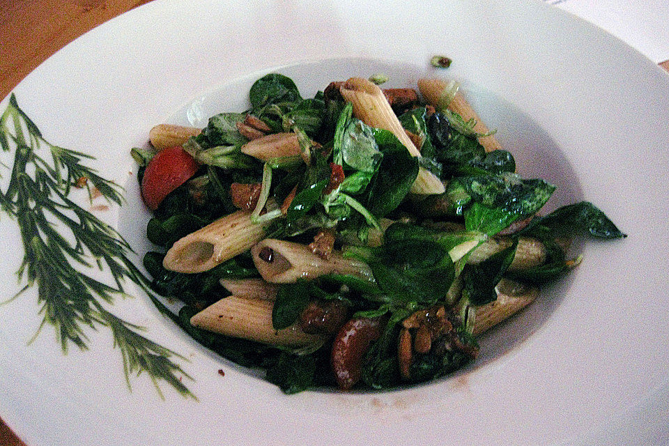 Mediterraner Nudelsalat ohne Mayo mit Feldsalat und getrockneten Tomaten