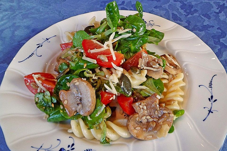 Mediterraner Nudelsalat ohne Mayo mit Feldsalat und getrockneten Tomaten