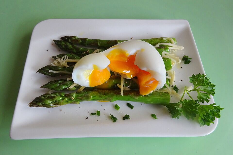 Gegrillter grüner Spargel mit weichen Eiern