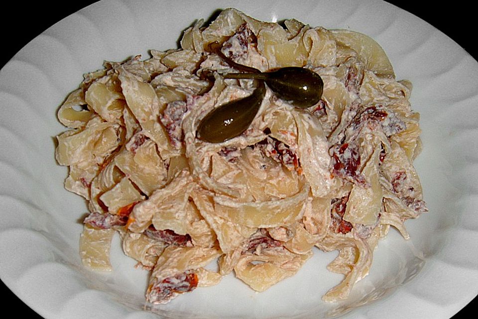 Tagliatelle mit getrockneten Tomaten und Ricotta