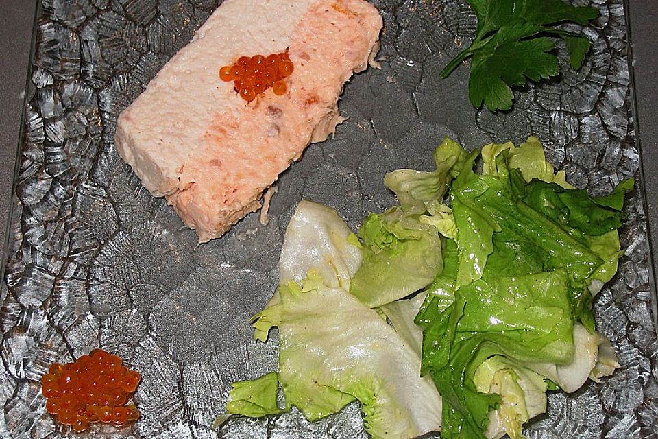 Räucherfischpastete mit Kaviar von der Lachsforelle Räucherfischpastete mit Kaviar von der Lachsforelle