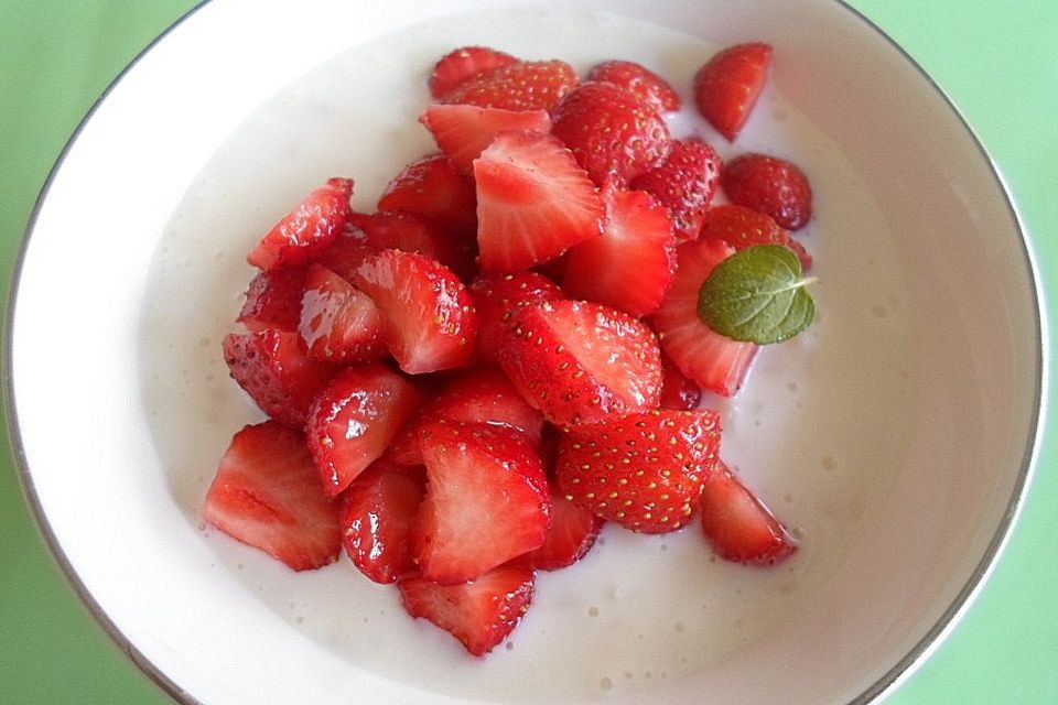 Buttermilchsuppe mit Milchreis und Erdbeeren