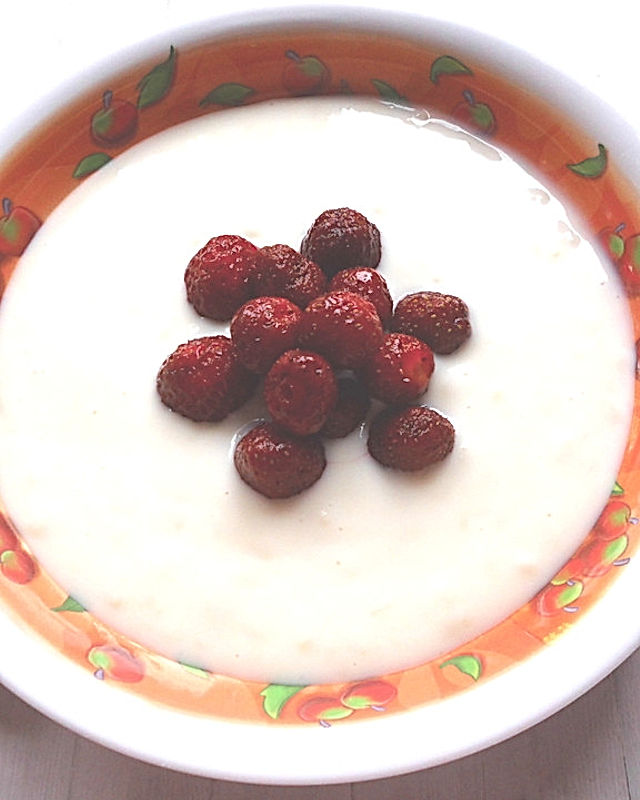 Buttermilchsuppe mit Milchreis und Erdbeeren
