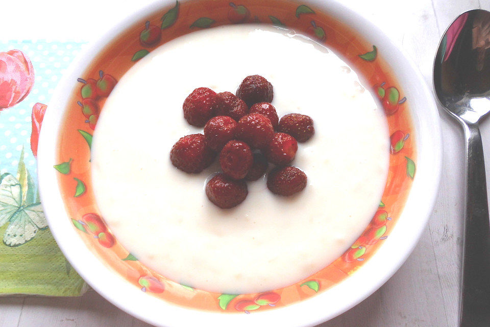 Buttermilchsuppe mit Milchreis und Erdbeeren