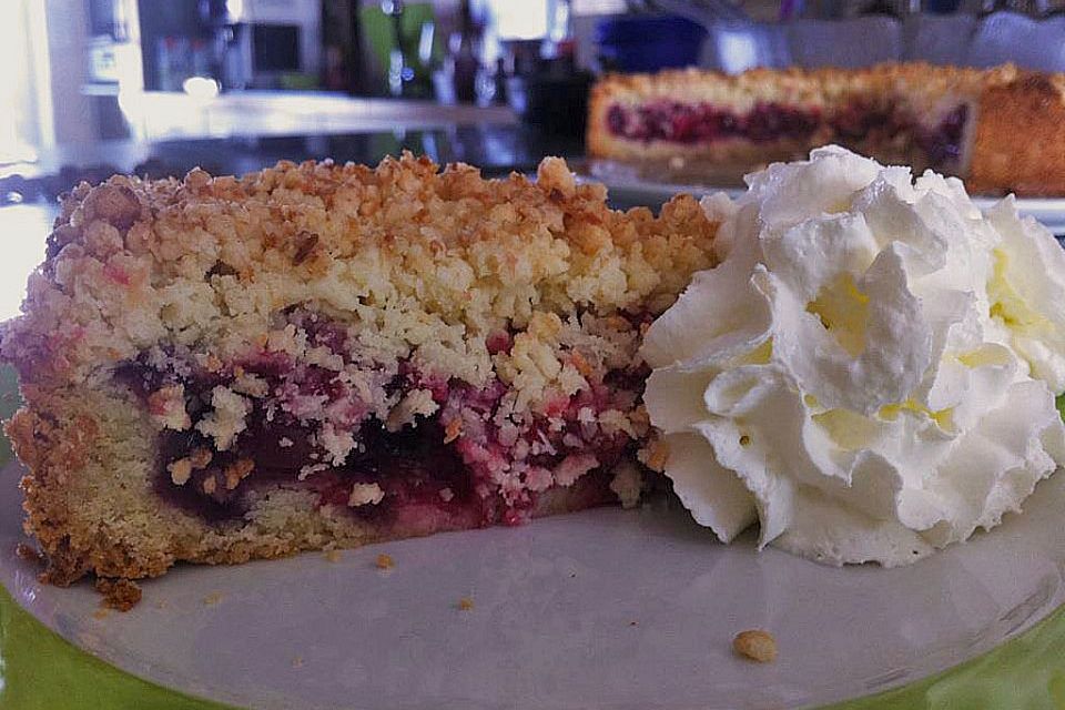 Kirsch-Himbeer-Kuchen mit Kokosstreuseln