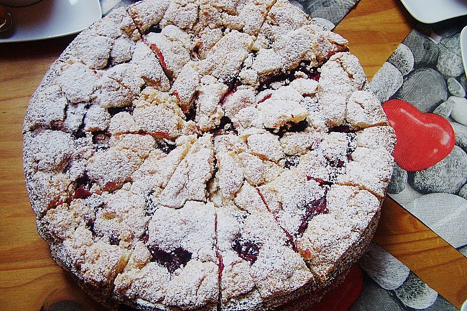 Kirsch-Himbeer-Kuchen mit Kokosstreuseln