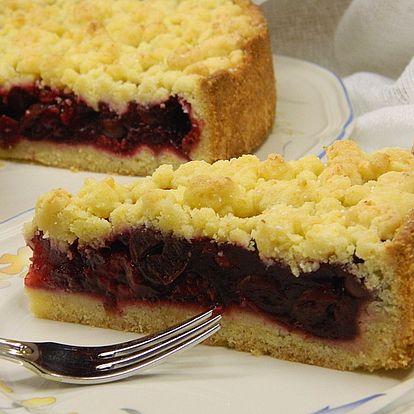 Gateau Aux Cerises Et Framboises Avec Crumble A La Noix De Coco Recipe How To Make Calories Ingredients And Nutrition Foodcors France France