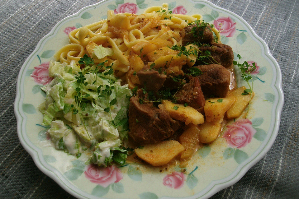 Schweinegulasch mit Äpfeln und Majoran