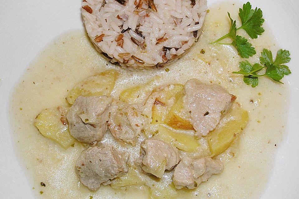 Schweinegulasch mit Äpfeln und Majoran