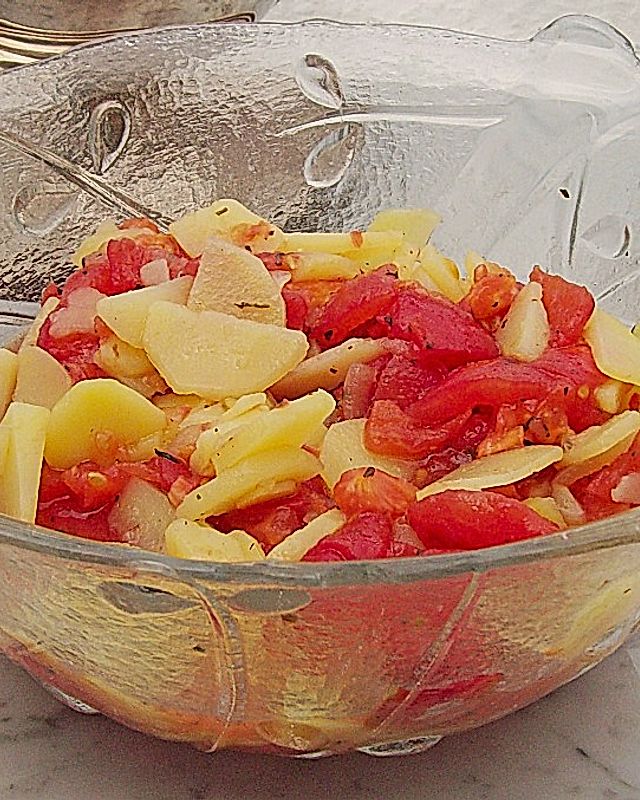 Tomatensalat mit Gurken und Kartoffeln