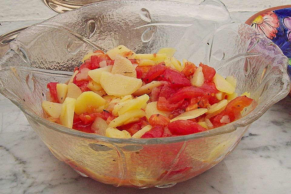 Tomatensalat mit Gurken und Kartoffeln