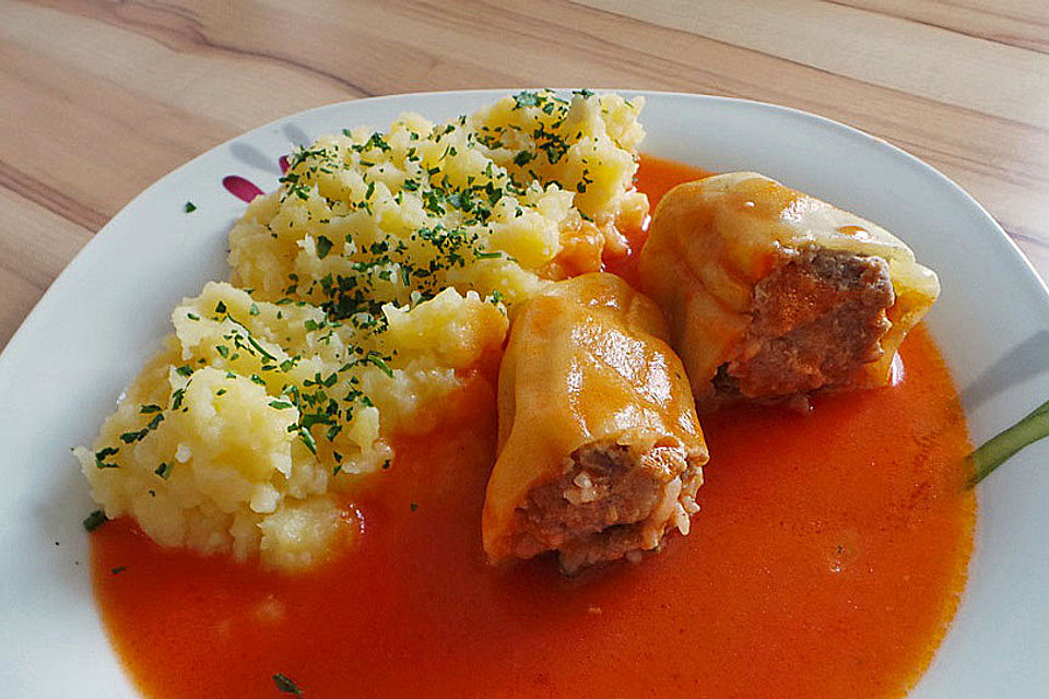 Gefüllte Paprikaschoten mit Tomatensauce (ungarisches Rezept!)