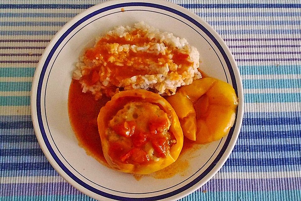 Gefüllte Paprikaschoten mit Tomatensauce (ungarisches Rezept!)