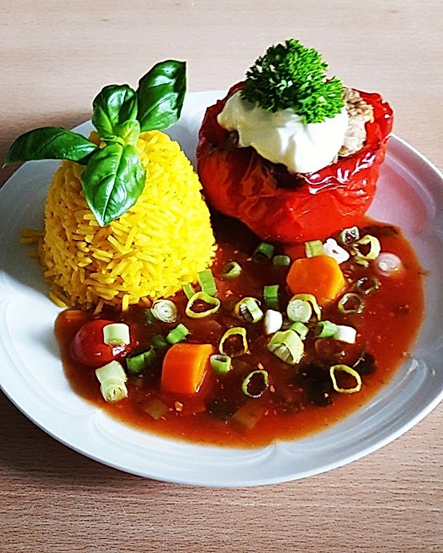 Gefüllte Paprikaschoten mit Tomatensauce (ungarisches Rezept!)