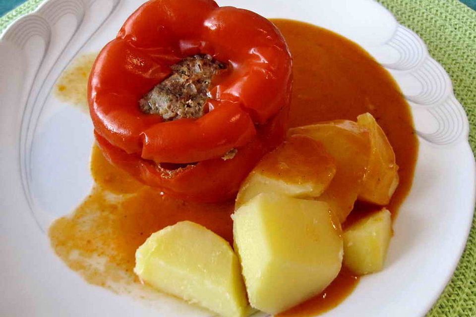 Gefüllte Paprikaschoten mit Tomatensauce (ungarisches Rezept!)