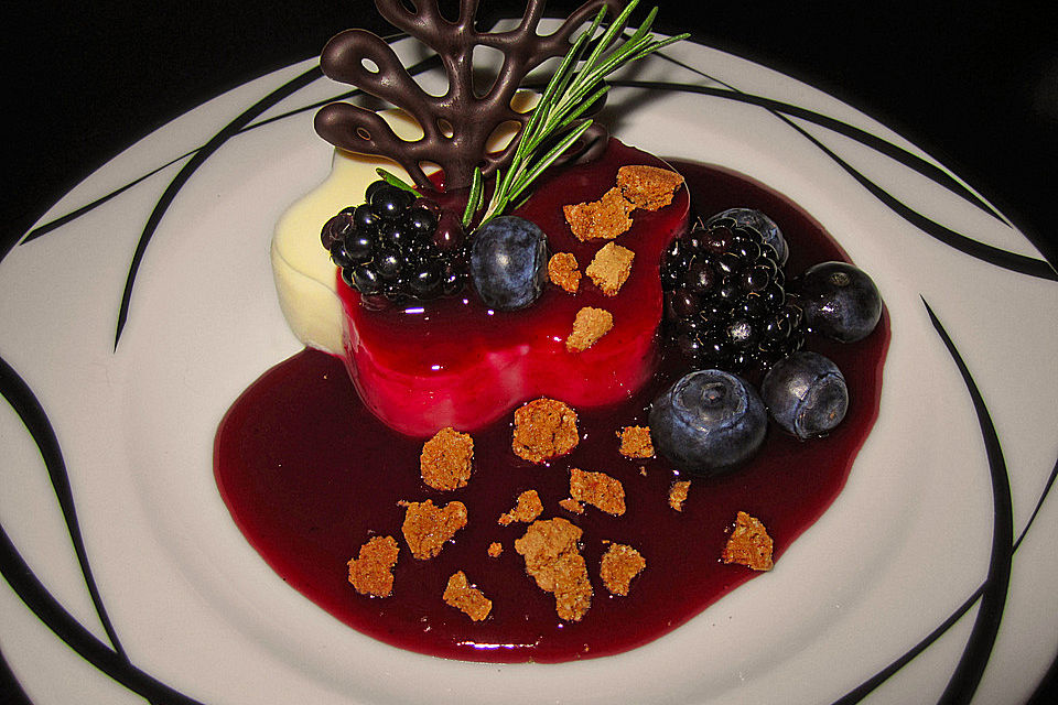 Grapefruit - Panna Cotta mit Waldbeeren - Rotwein - Sauce