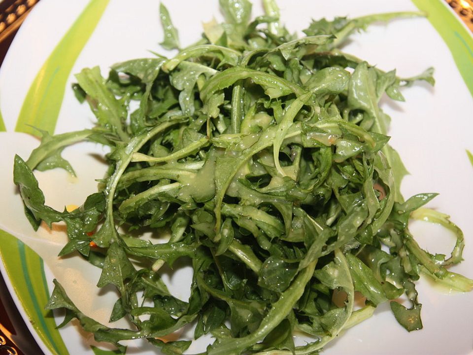 Löwenzahnsalat mit Kartoffeldressing von 30958| Chefkoch