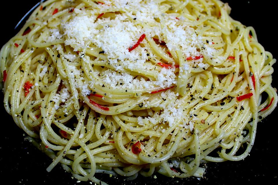 Spagetti mit Knoblauch und Peperoni