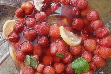 Erdbeerbowle mit Zitronenmelisse