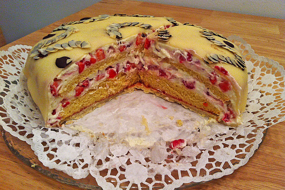 Sahnige Erdbeertorte