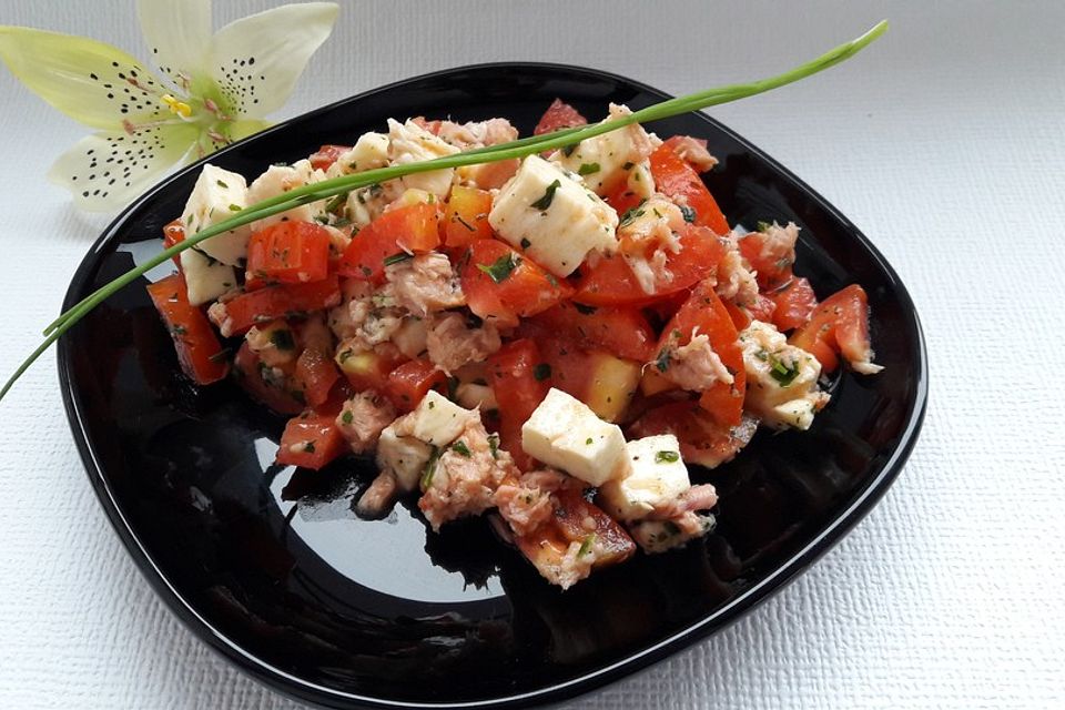 Schneller Tomatensalat mit Thunfisch und Mozzarella