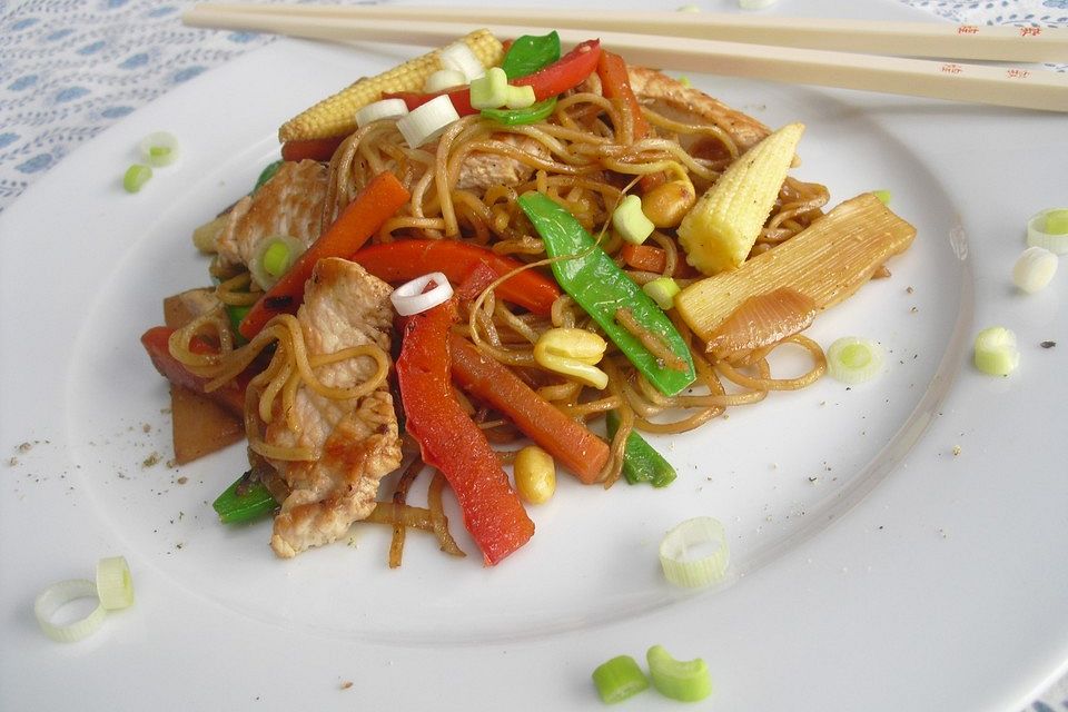 Chinesische Bratnudeln mit Hähnchen