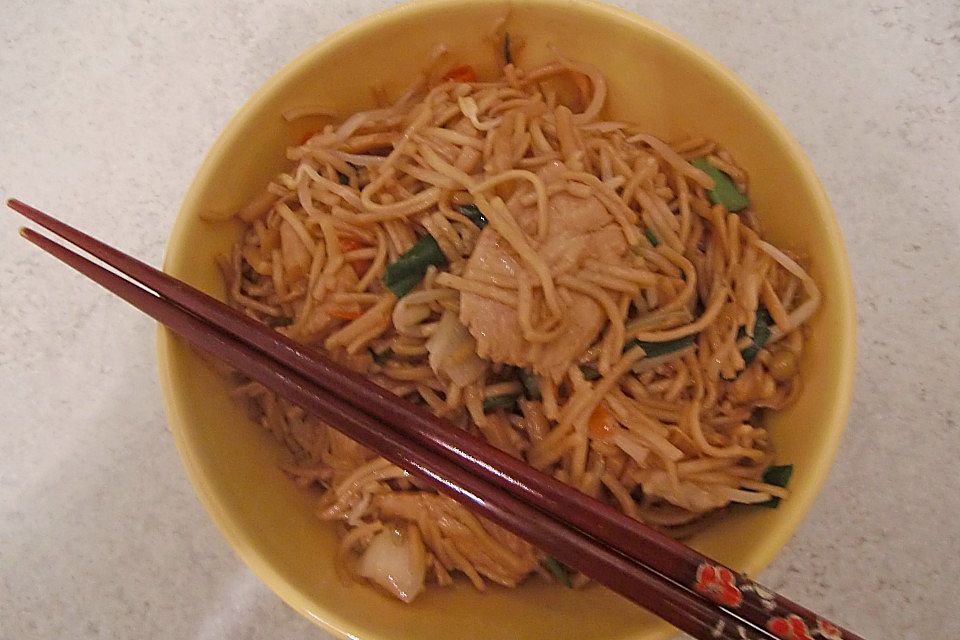 Chinesische Bratnudeln mit Hähnchen