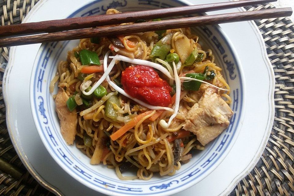 Chinesische Bratnudeln mit Hähnchen