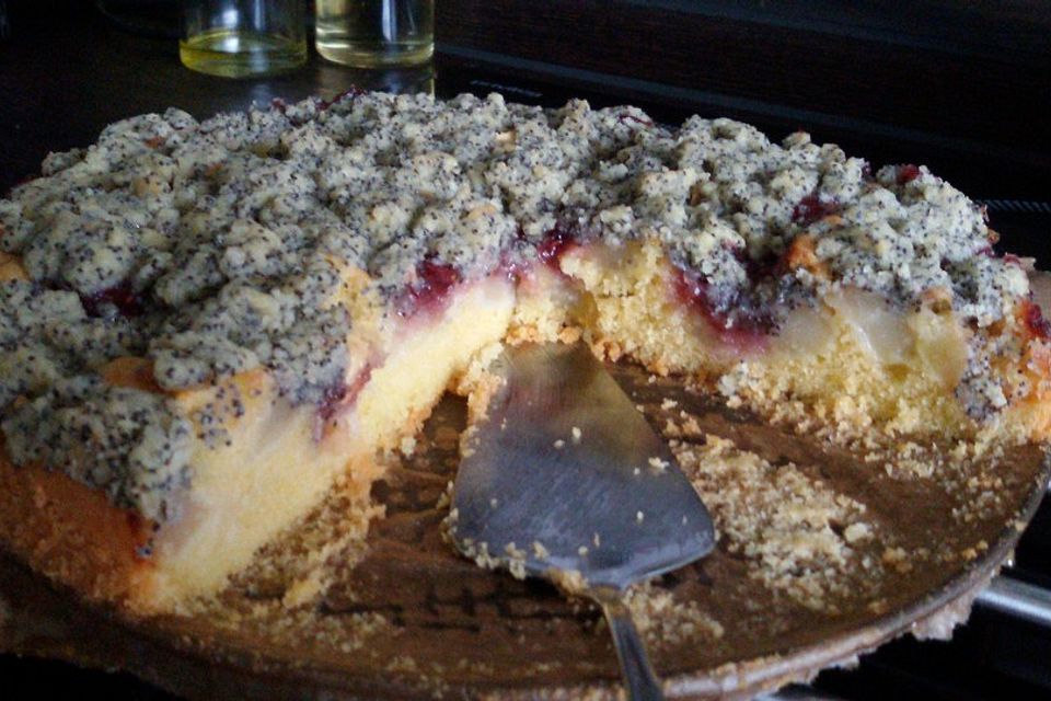 Apfel-Birnen-Kuchen mit Mohnstreusel