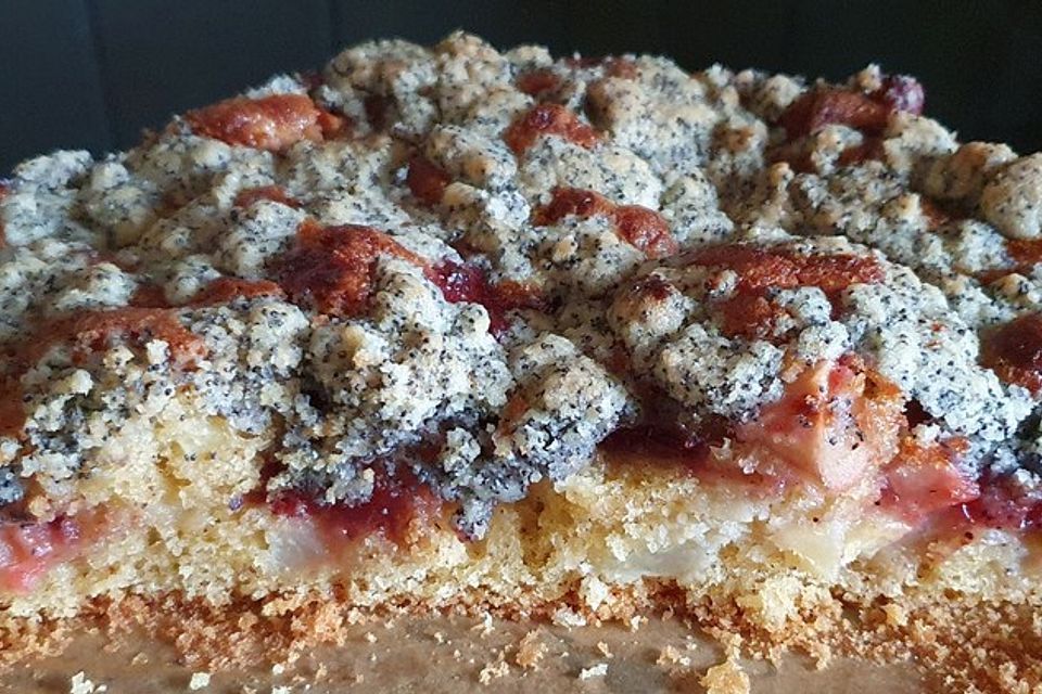 Apfel-Birnen-Kuchen mit Mohnstreusel