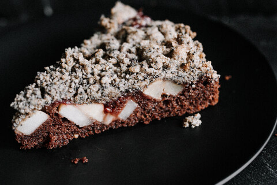 Apfel-Birnen-Kuchen mit Mohnstreusel