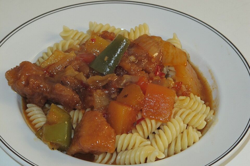 Süßsaures Schweinefleisch mit Ananas und Paprika